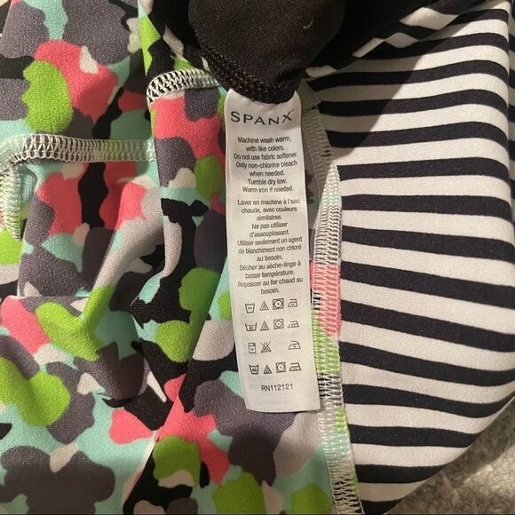 🏷️ 5 for $25 - SPANX Capri Leggings in Petal Power Thin Stripe - Picture 7 of 12